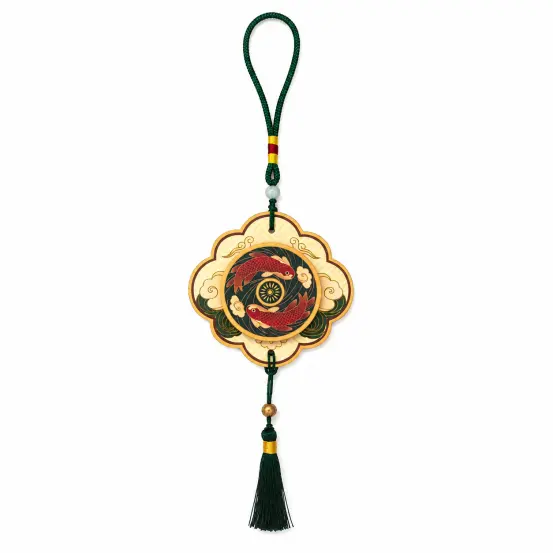 Ambientador decorativo de pez koi con detalles en papel de aluminio dorado y borla verde